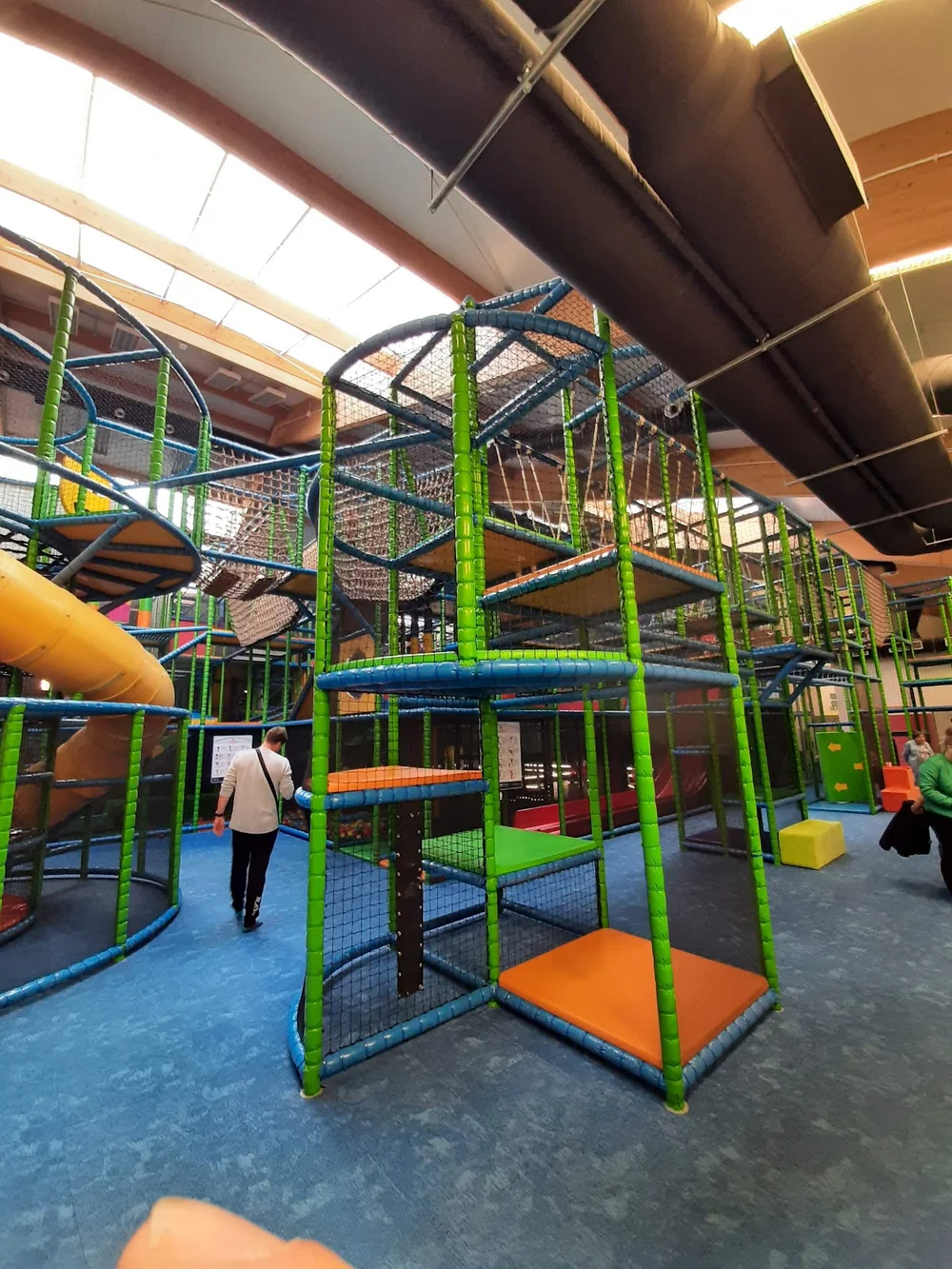 PLAYGROUND HALL URWIS